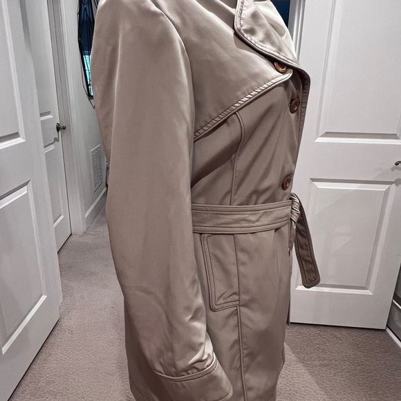 Merona Tan Trench Coat with Classic Design and Water-Resistant Fabric - Picture 2 of 8